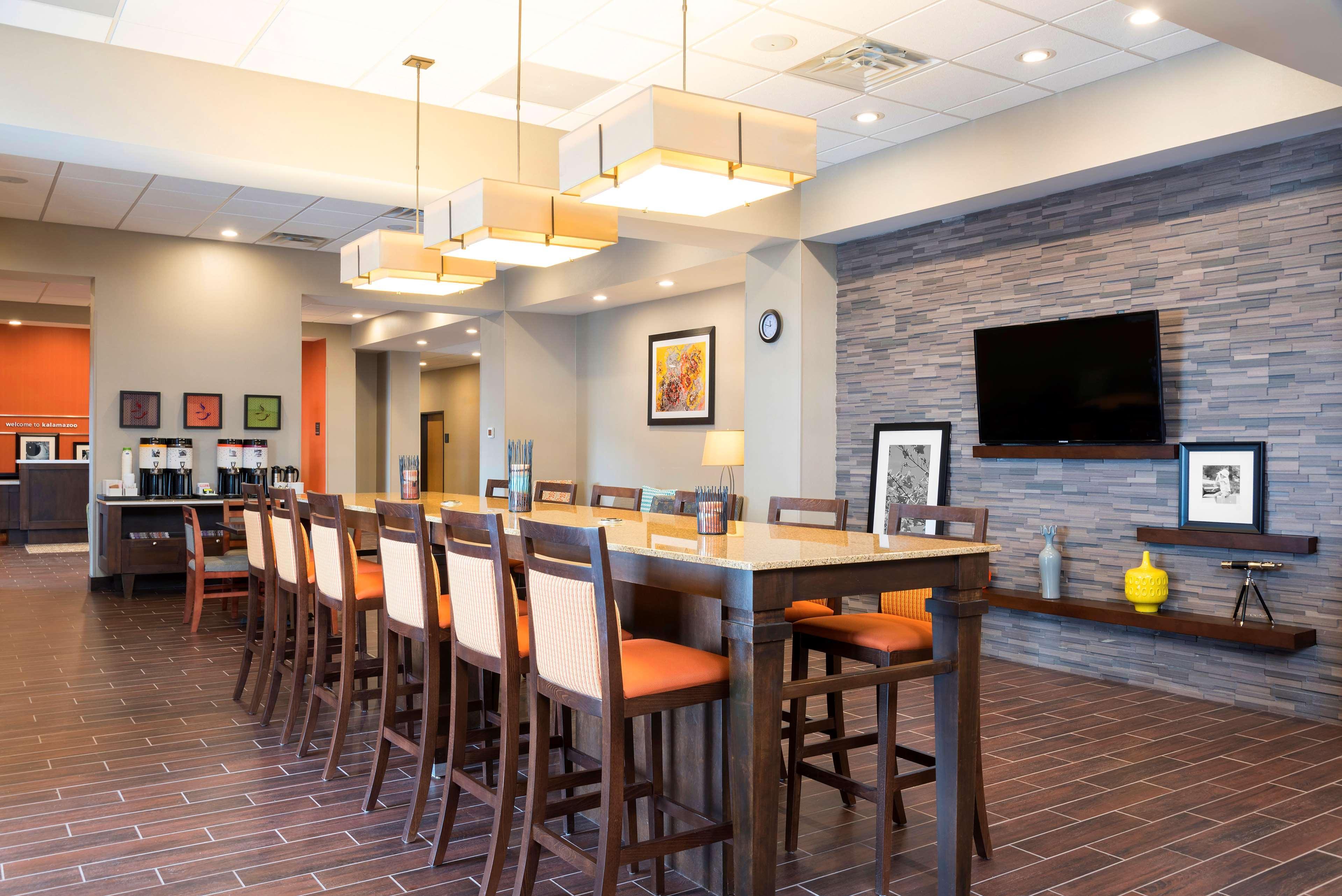 Hampton Inn Kalamazoo Kültér fotó